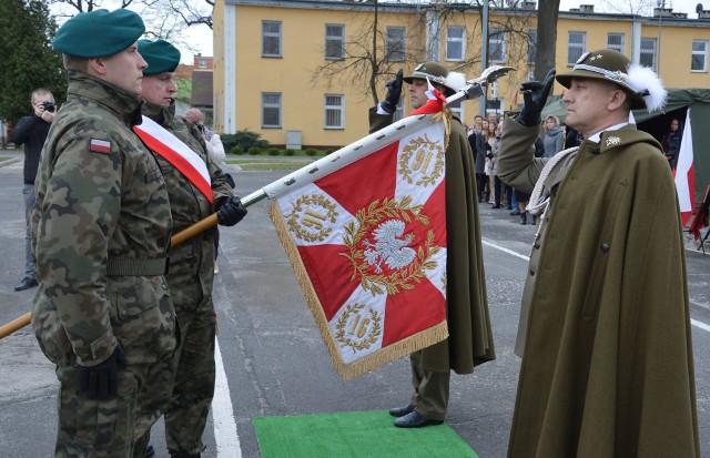 Jako dowódca 16 Tczewskiego Batalionu Saperów podpułkownik Grzegorz Grobel (z prawej) przed sztandarem 16 Tczewskiego Batalionu Saperów