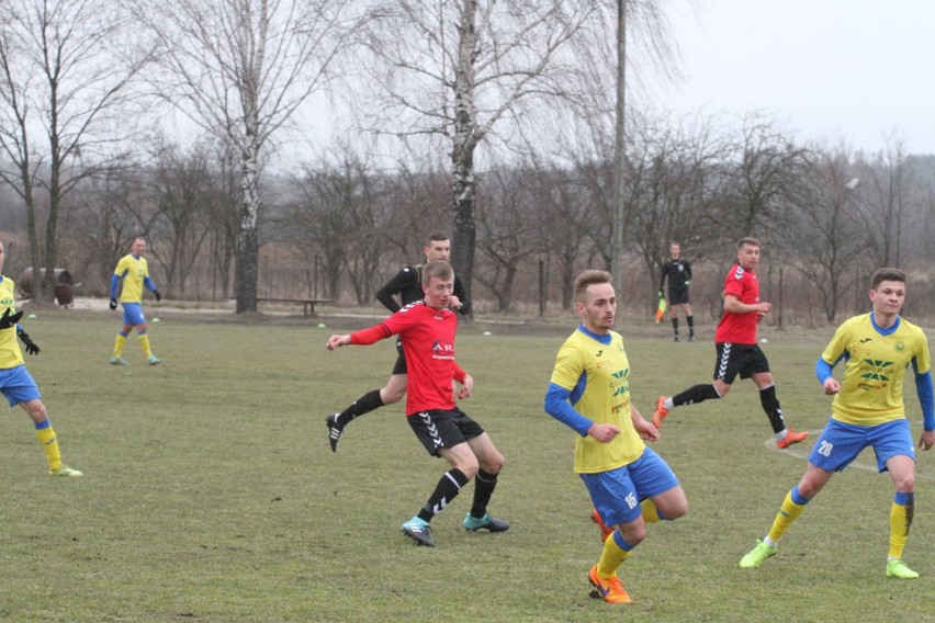 Trzecia liga. Ciekawy mecz w Daleszycach. Spartakus przegrał z Hutnikiem Kraków 0:1 [DUŻO ZDJĘĆ, WIDEO]