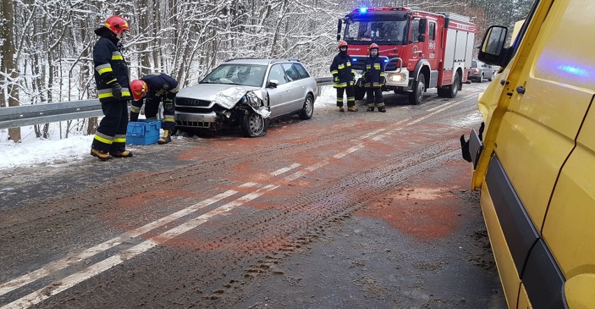 Czołowe zderzenie busa z osobówką koło Barcina [ZDJĘCIA]