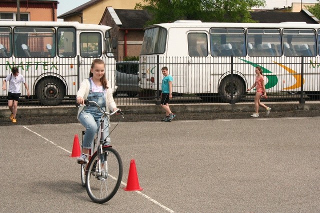 W czwartek policjanci radziejowskiego ogniwa ruchu drogowego sprawdzili znajomość znaków drogowych, przepisów ruchu drogowego oraz jazdy na rowerze wśród uczniów podstawówki w Osięcinach.Przeczytaj również: Karta rowerowa. Kto powinien ją posiadać? [zmiany w przepisach];nf- Do sprawdzianu przystąpiło 40 uczniów klasy piątej - podaje asp. szt. Marcin Krasucki, oficer prasowy KPP Radziejów. - Pierwszym krokiem było rozwiązanie testu dotyczącego przepisów ruchu drogowego. Kolejnym było zaliczenie egzaminu praktycznego na placu przed szkołą. Jak podkreślają policjanci nadzorujący przebieg egzaminu, dzieci były bardzo solidnie przygotowane. Wynik dla wszystkich był pozytywny. W dużej mierze to zasługa nauczycieli, którzy przygotowali ich to tego sprawdzianu.Pogoda na dzień (26.05.2017) | KUJAWSKO-POMORSKIEŹródło: TVN Meteo Active/x-news