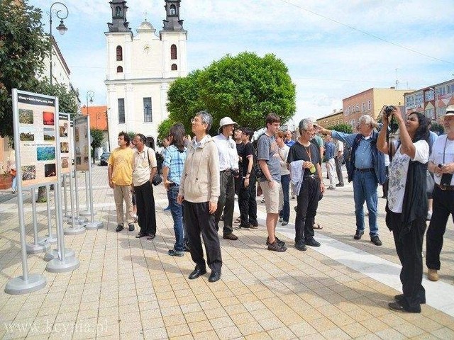 Międzynarodowa grupa obejrzała w Kcyni m.in. wystawę na rynku.