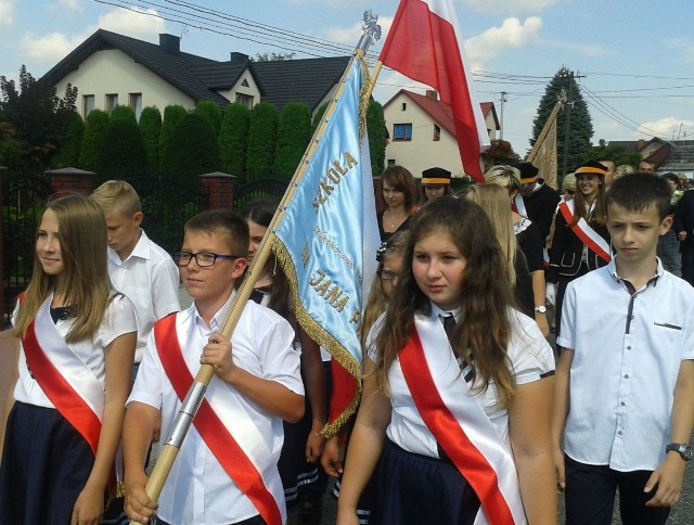 W ostatnim pożegnaniu księdza Józefa Dzwonka nie mogło zabraknąć pocztu sztandarowego szkoły w Czostkowie, której kapłan był wielkim przyjacielem.