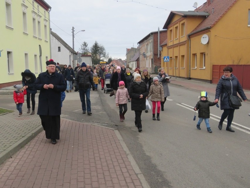 Orszak Trzech Króli w Policach. Trzej królowie przyjechali do Dzieciątka bryczką [WIDEO, ZDJĘCIA]