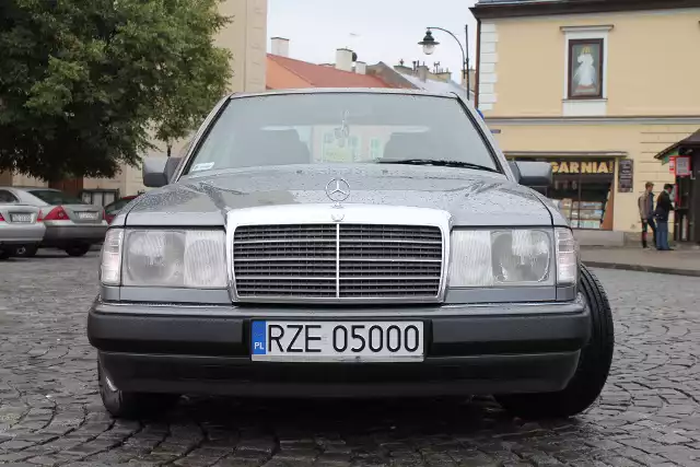 Mercedes W 124 to kawał historii niemieckiej motoryzacji. Samochód, który w Polsce jest znany głównie postojów taksówek był produkowany między 1984 a 1997 rokiem. Szacuje się, że koncern ze Stuttgartu wyprodukował go ok. 2,5 mln egzemplarzy. Auto powstawało przede wszystkim w wersjach sedan, kombi, coupé, cabrio i limousine / Fot. Bartosz Gubernat