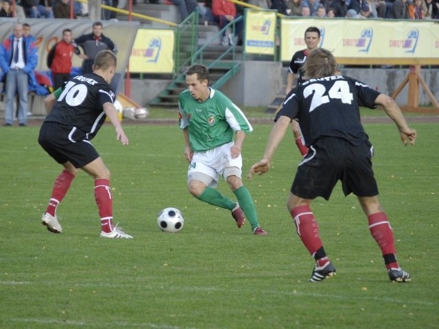 Jesienią w Bytowie Drutex-Bytovia (czarne stroje) wygrał 2:1.