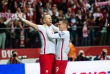 Kamil Glik niczym Ricchi e Poveri na festiwalu w San Remo. Polak zaśpiewał hit, a drużyna szalała! [WIDEO]