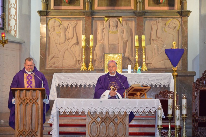 Biskup Marian Florczyk odprawił mszę świętą w Masłowie, upamiętniającą Jana Pawła II. Była też Droga Krzyżowa [ZDJĘCIA]