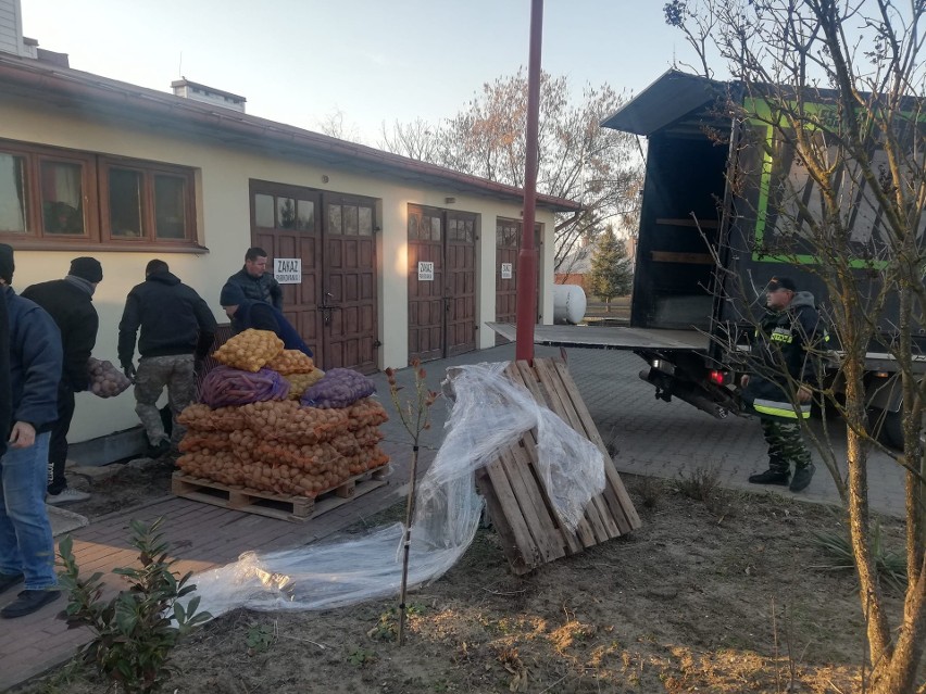 Pomoc dla Ukrainy. Strażacy i sadownicy z Pacanowa przywieźli warzywa i owoce do Domu dla Niepełnosprawnych w Piekoszowie