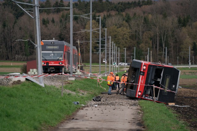 Do wypadku kolejowego w Szwajcarii doszło w piątek po południu. Jest wielu rannych.