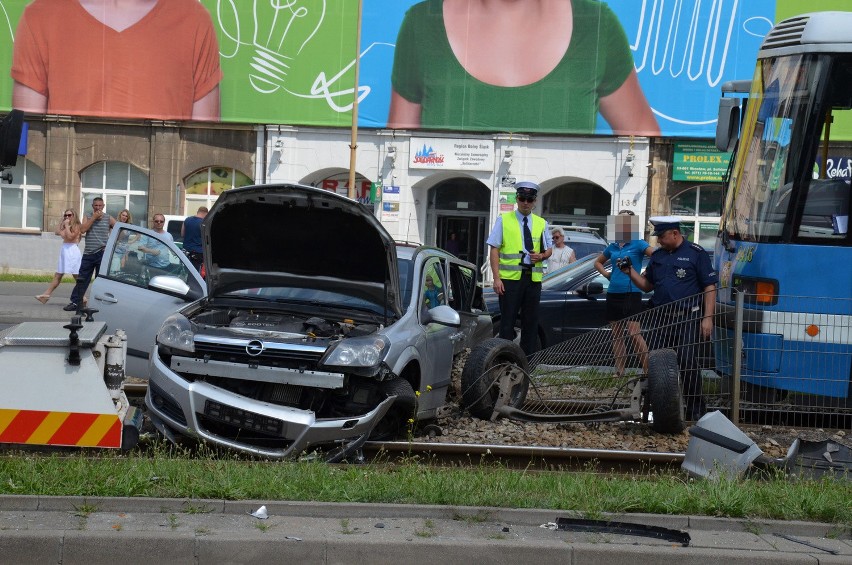 Wrocław: Wypadek na Legnickiej. Opel zablokował torowisko (ZDJĘCIA)