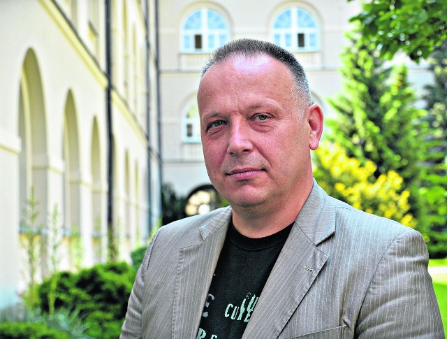 Paweł Nowak Dr hab., językoznawca, kierownik Katedry Języka Mediów i Komunikacji Społecznej KUL. Jest także biegłym  sądowym oraz wykładowcą Krajowej Szkoły Sądownictwa i Prokuratury. 