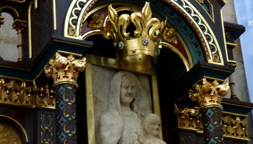 Ołtarz główny wiślickiej bazyliki - z Madonną Łokietkową -...
