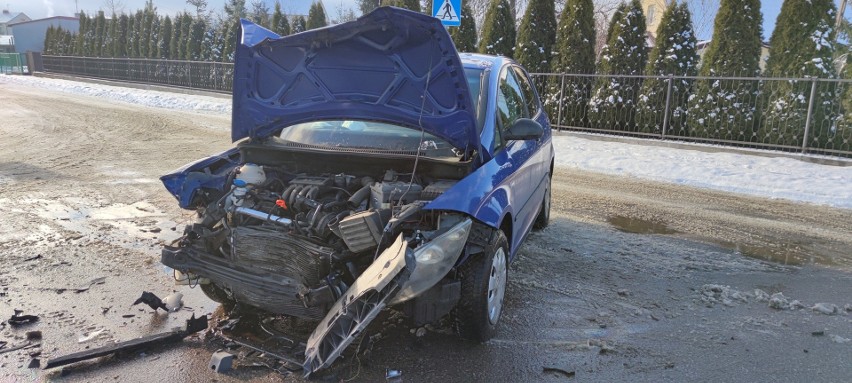 Zderzenie dwóch aut na ul. Kolejowej w Myszyńcu, 29.01.2021. Zdjęcia