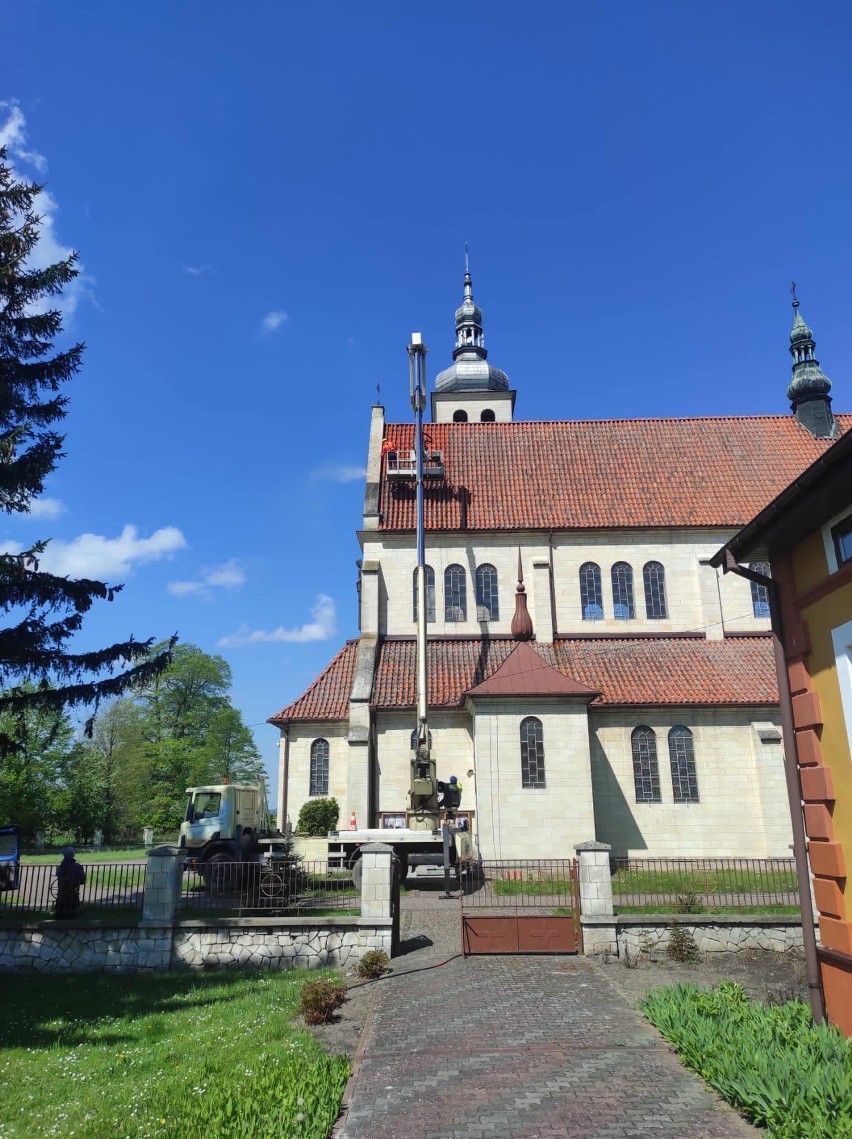 Zakończyły się prace remontowe i renowacyjne przy dachu kościoła w Kazimierzy Małej. Co zostało zrobione? Zobaczcie zdjęcia