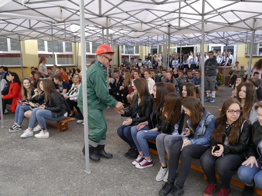 Gimnazjaliści z powiatu opatowskiego i spoza granic tłumnie...