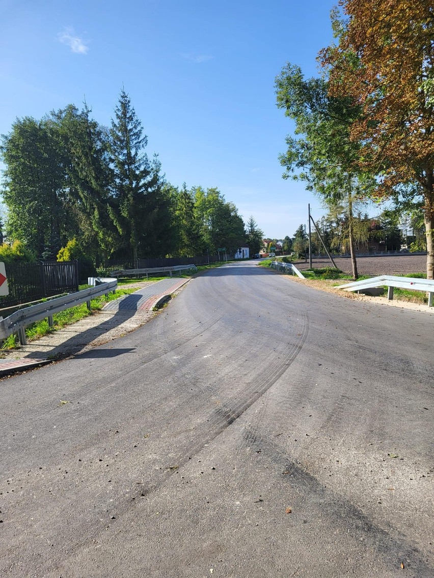 Prawie 5 kilometrów dróg oraz chodników na terenie powiatu jędrzejowskiego zostały oddane do użytku. Zobaczcie gdzie zakończono rozbudowę