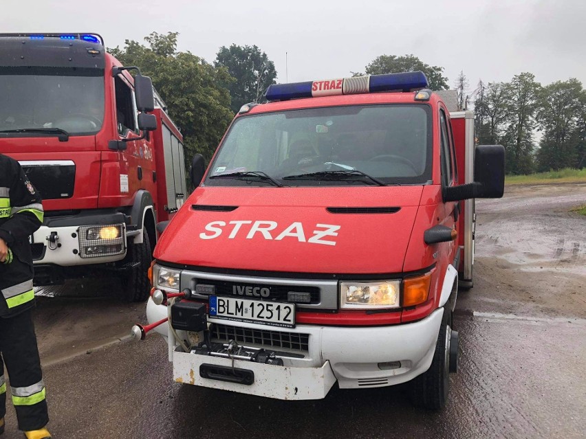 Łomża. Wypadek na ul. Sikorskiego. Czołowe zderzenie audi i peugeota. Jedna osoba ranna [ZDJĘCIA]