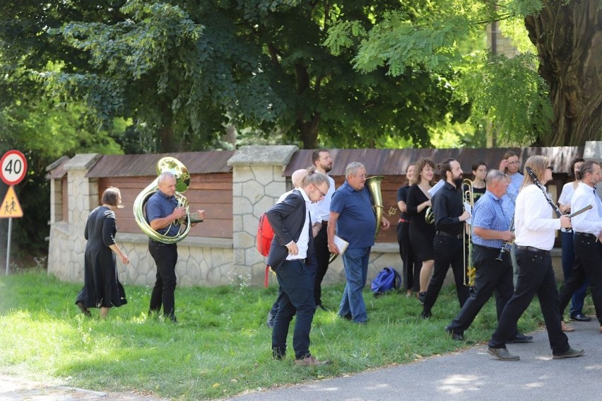 Wzruszające ostatnie pożegnanie Stanisława Witkowskiego, wybitnego muzyka ludowego. Pogrzeb w parafii Gierczyce