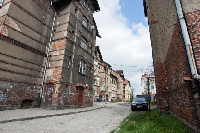 Kamienice przy ul. Chińskiej to jedno z najbardziej zaniedbanych miejsc w mieście. – Urzędnicy o nas zapomnieli – mówią mieszkańcy