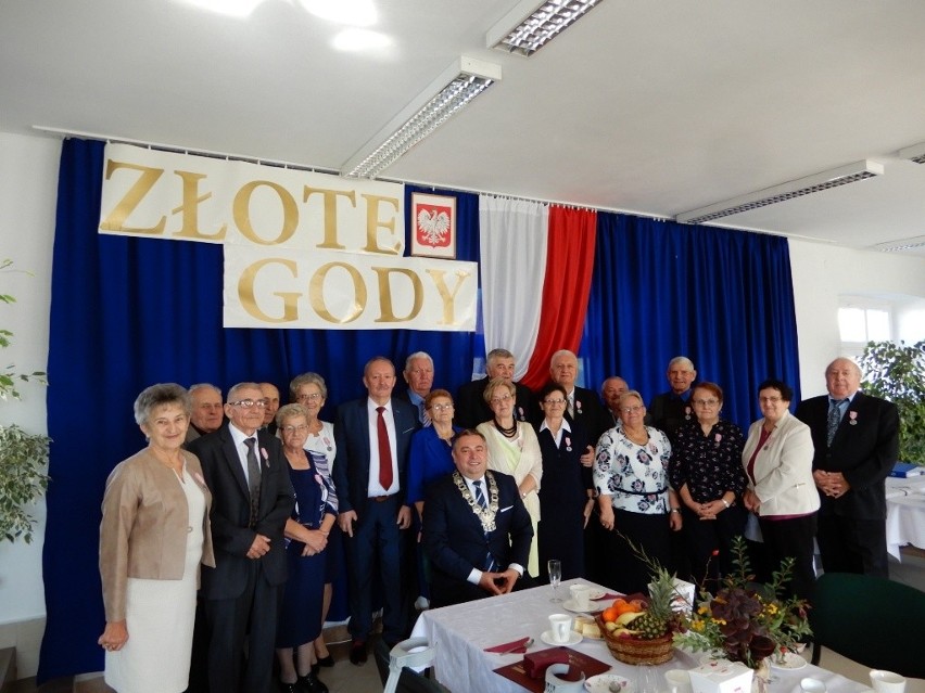 Jubileusz 50-lecia pożycia małżeńskiego w gminie Bejsce. Świętowało 18 par. Były medale, życzenia i tort [ZDJĘCIA]