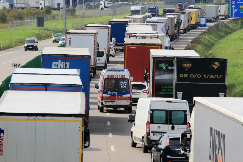 Po wypadku koło Pietrzykowic, korkuje się autostrada A4 w...
