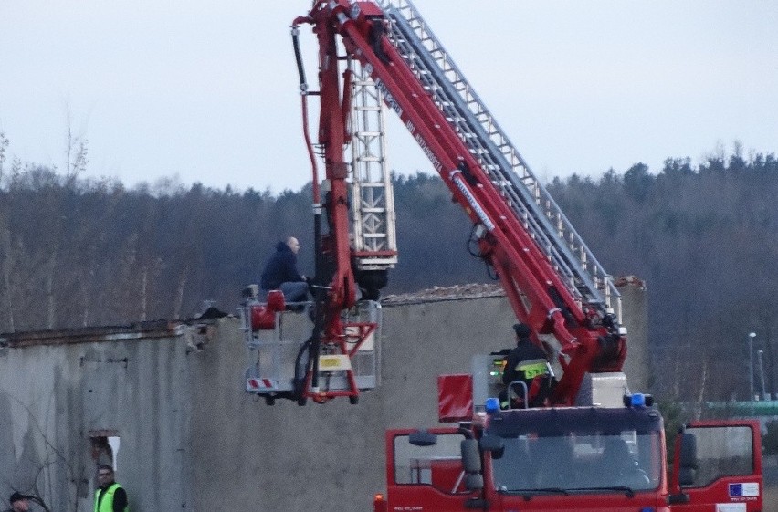 19-letnia dziewczyna weszła na dach budynku byłego tartaku w...