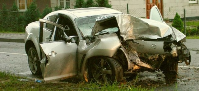 Do tego wypadku doszło na drodze Kostrzyn - Gorzów. Brawura kierowcy sprawiła, że wypadł on z drogi i w terenie zabudowanym uderzył w drzewo.