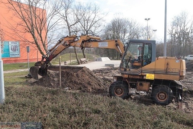 Trwają prace przy rozbudowie skateparku we Włocławku