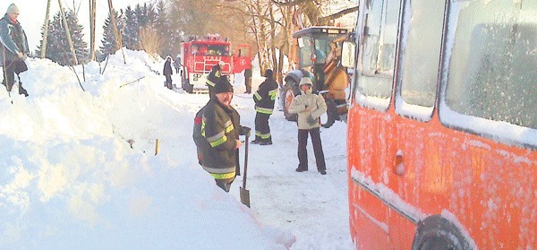 W Rososze w gminie Polanów wczoraj w nocy utknął autobus, na szczęście bez pasażerów. Strażacy dojechali do niego już w nocy, ale kierowcy w nim nie było. Porzucone auto zatarasowało drogę i jadące za nim samochody utknęły. W nocy drogowcy odkopali przejazd, a rano strażacy wycią-gnęli autobus ze śniegu.  