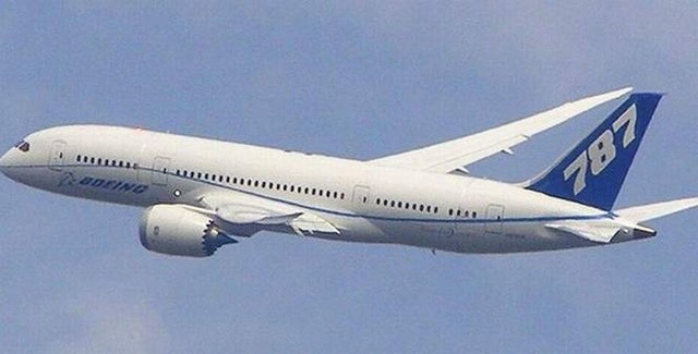 Boeing 787 lecący wczoraj z Warszawy do Toronto musiał awaryjnie lądować z powodu choroby pasażera.