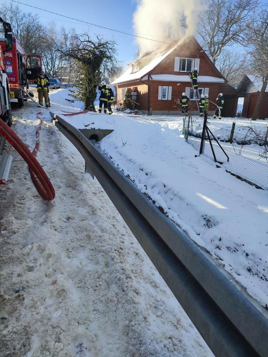 Pożar drewnianego domu w Albigowej. W akcji 40 strażaków [ZDJĘCIA]