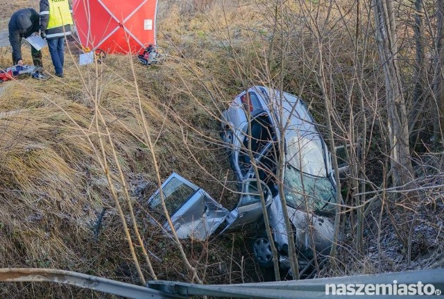 Tragedia w Okoninie. Opel astra wypadł z drogi. Zginął kierowca.