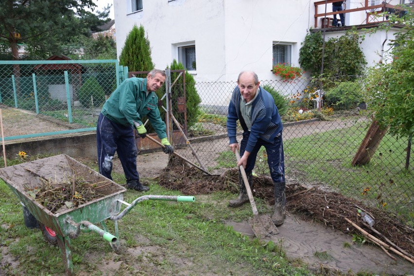 Biskupów w gminie Głuchołazy sprząta po powodzi i liczy straty