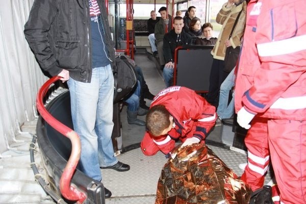 Ratownicy urządzili pokaz w autobusie.