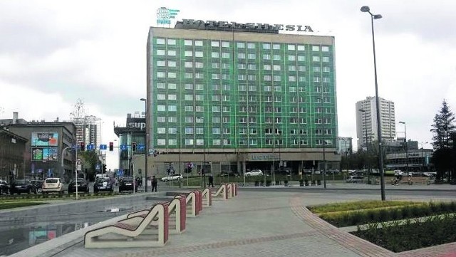 Hotel Silesia jest nieczynny od 2006 roku. Od tego czasu niszczeje. A w środku obiektu - czas się zatrzymał