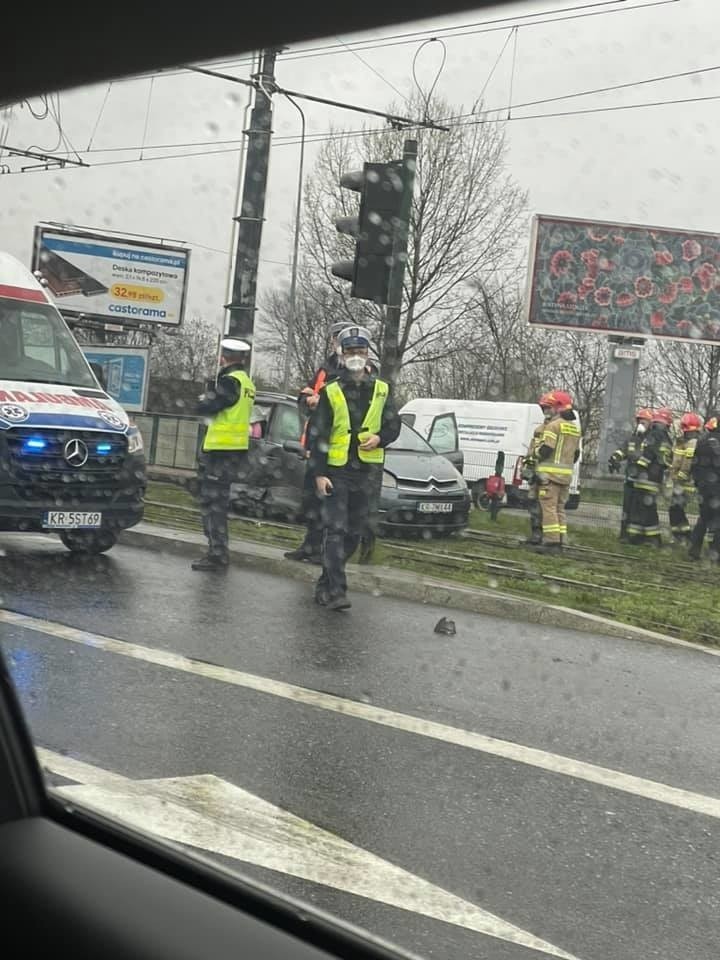 Wypadek na ul. Kuklińskiego w Krakowie. Samochód wylądował...
