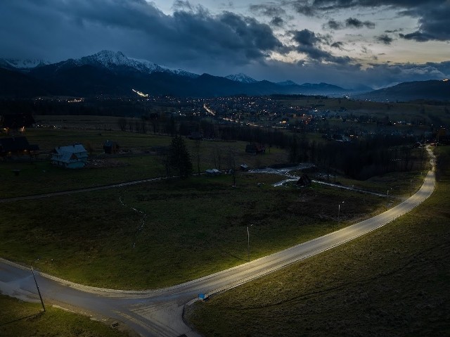 W ramach tegorocznej 9 już edycji programu  „Rozświetlamy Polskę” gmina Zakopane otrzymała 1. 8 mln zł dofinansowania na modernizację oświetlenia na terenie miasta. Dotację na wyminę starych opraw na nowe otrzymała również gmina Czarny Dunajec. Tu zostanie wymienionych 210 starych oprawa w Piekielniku. Kwota dotacji to 319 tys. zł.