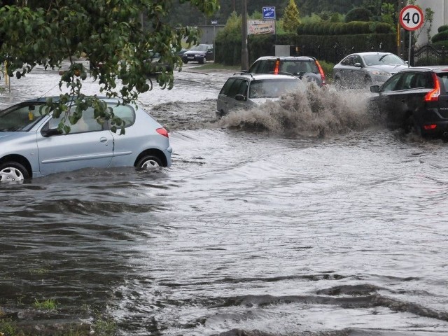 Ulewa w Bydgoszczy - ulice Glinki i Szpitalna znów pod wodą!