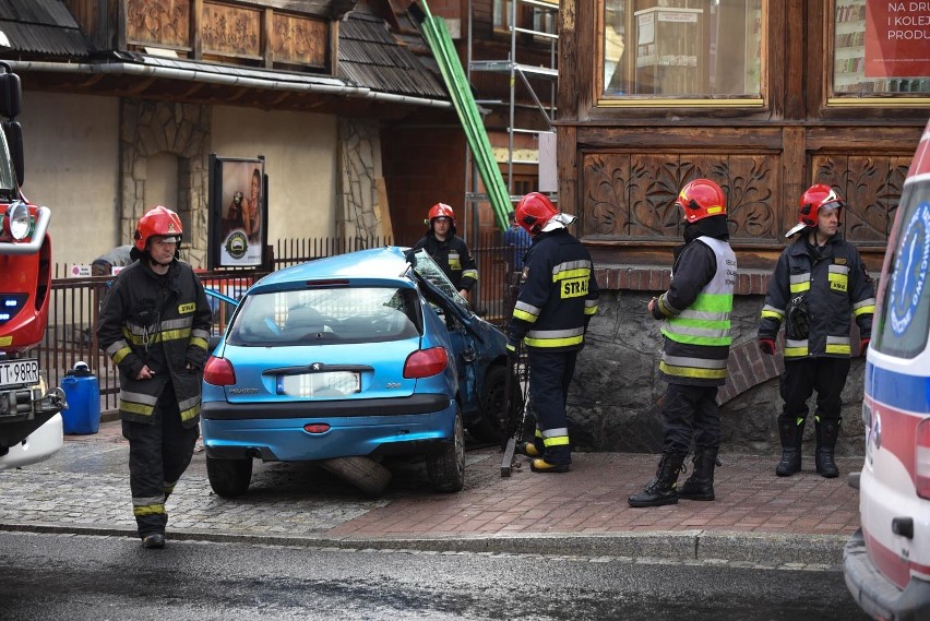 Zakopane. Osobówka wjechała w dom. Pasażer w ciężkim stanie trafił do szpitala w Krakowie [ZDJĘCIA] 