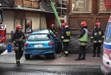 Zakopane. Osobówka wjechała w dom. Pasażer w ciężkim stanie trafił do szpitala w Krakowie [ZDJĘCIA] 