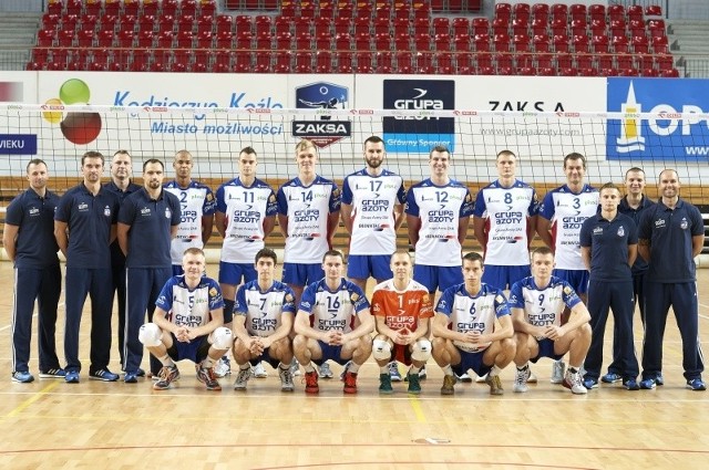 W górnym rzędzie (od lewej): Brandt (fizjoterapeuta), Świderski (I trener), Chadała (II trener), Drzyga (menedżer), Abdel-Aziz, Kooy, Gryc, Możdżonek, Bociek, Gladyr, Witczak, Koteluk (fizjoterapeuta), Sołoducha (statystyk), Pietrzak (trener przygotowania fizycznego);  w dolnym rzędzie (od lewej): Zagumny, Loh, Ruciak, Zatorski, Zapłacki, Wiśniewski.