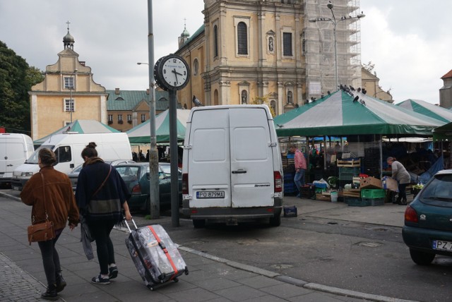 Plac Bernardyński ma być elegancki, przyjazny, dobrze zaprojektowany i skonsultowany z różnymi grupami użytkowników o często sprzecznych interesach – zapewnia Tomasz Dworek, staromiejski radny. W środę odbędą się specjalne warsztaty urbanistyczne, poświęcone przyszłości rynku.