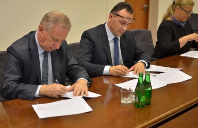 Od lewej: Marian Niemirski, starosta przysuski i Tomasz Matlakiewicz, wicestarosta podpisali umowę o dofinansowaniu.