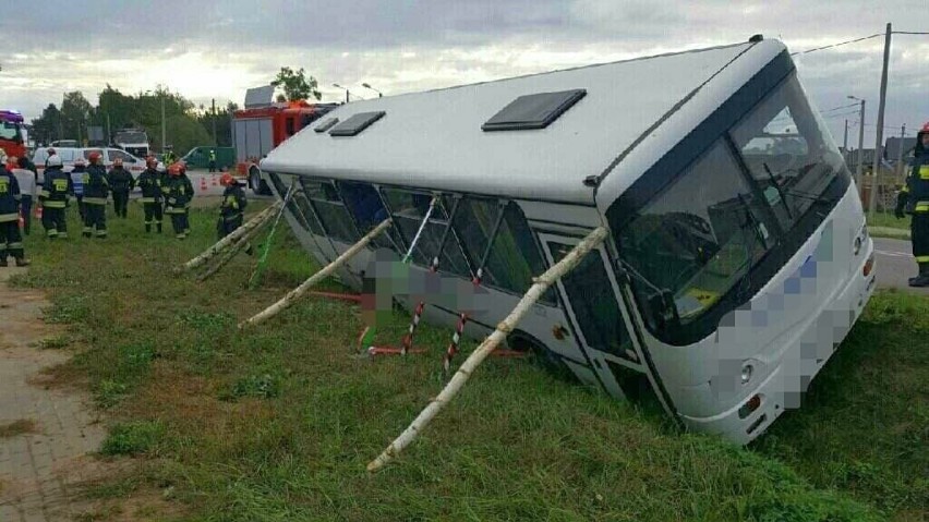 Ze wstępnych ustaleń wynika, że autobus zjechał do rowu w...