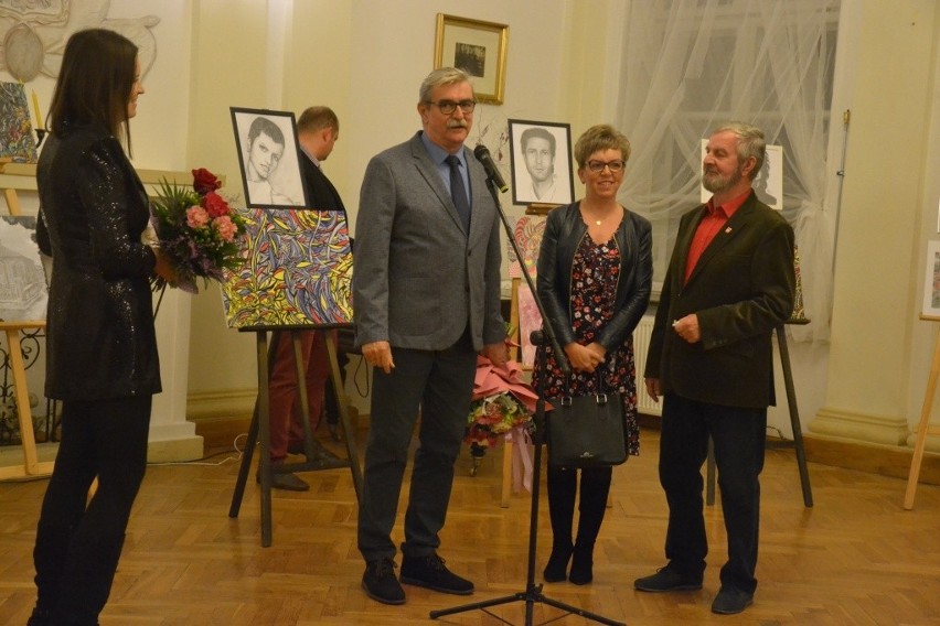 W Miejskim Centrum Kulturalnym w Lipnie otwarto wystawę prac Anny Olszewskiej. Wernisaż cieszył się dużym zainteresowaniem [zdjęcia]