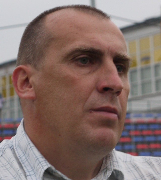 Jarosław Czupryn ma powody do radości, jego podopieczni pokonali 5:0 Koronę.