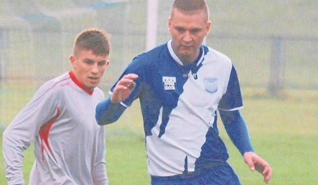 Paweł Sado (z prawej) zagrał dobry mecz w barwach Kamie-nnej i zdobył jedną z bramek w spotkaniu z wiceliderem 