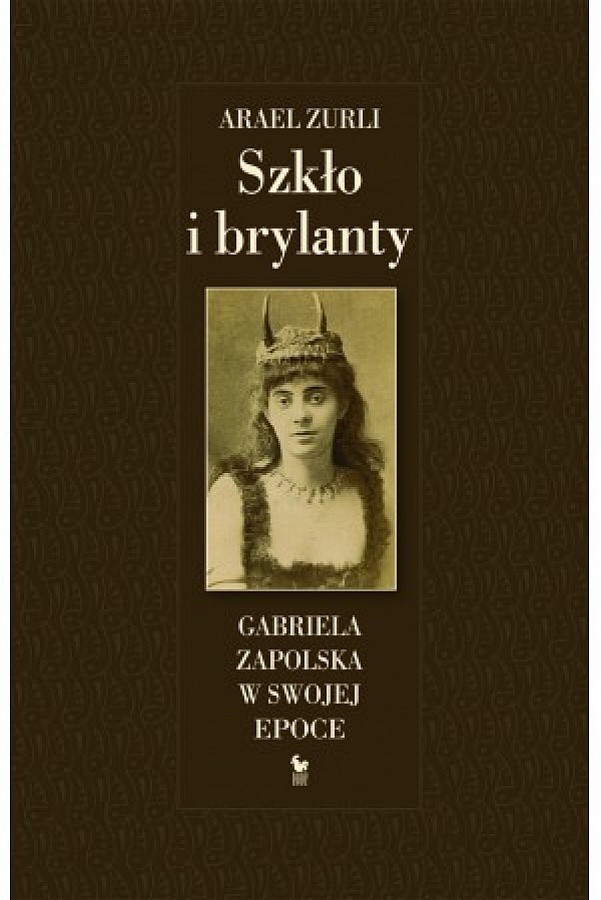 Arael Zurli - „Szkło i brylanty. Gabriela Zapolska w swojej epoce”, Wydawnictwo Iskry, Warszawa 2016.Arael Zurli mieszka w Krakowie. Z wykształcenia edytor i muzeolog, maluje obrazy, tłumaczy poezję z kilku języków. Zna całą Europę, w emocjonalnym związku pozostaje z Hiszpanią. Działa zawsze samotnie, z nikim nie przechodzi na „ty”. Woli zwierzęta od ludzi i renesans od czasów współczesnych. Swoje książki obmyśla na długich spacerach.