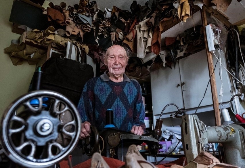 Toruń. Blisko 93-letni szewc Józef Kania wciąż pracuje! "Jestem zawalony robotą! Ale zapraszam, zapraszam..."