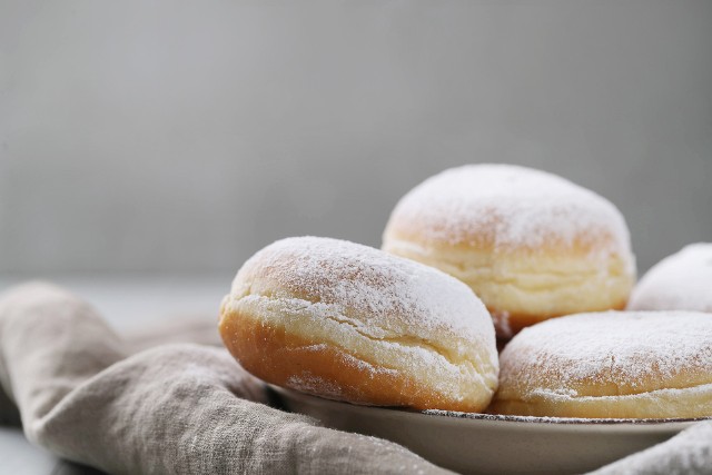 Tłusty czwartek to najprzyjemniejszy i najsmaczniejszy sposób pożegnania się z karnawałem. Co ciekawe, różnego rodzaju pączki oraz smażone słodkości stanowią istotny element tradycji kulinarnych na całym świecie.